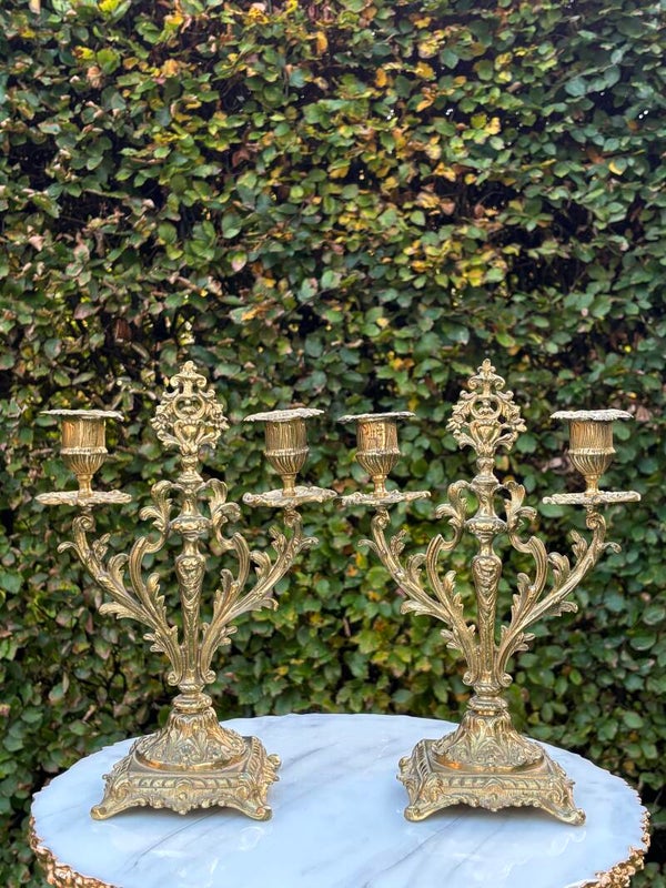 Stijlvol paar Spaanse messing kandelaren - A stylish pair of Spanish brass candlesticks