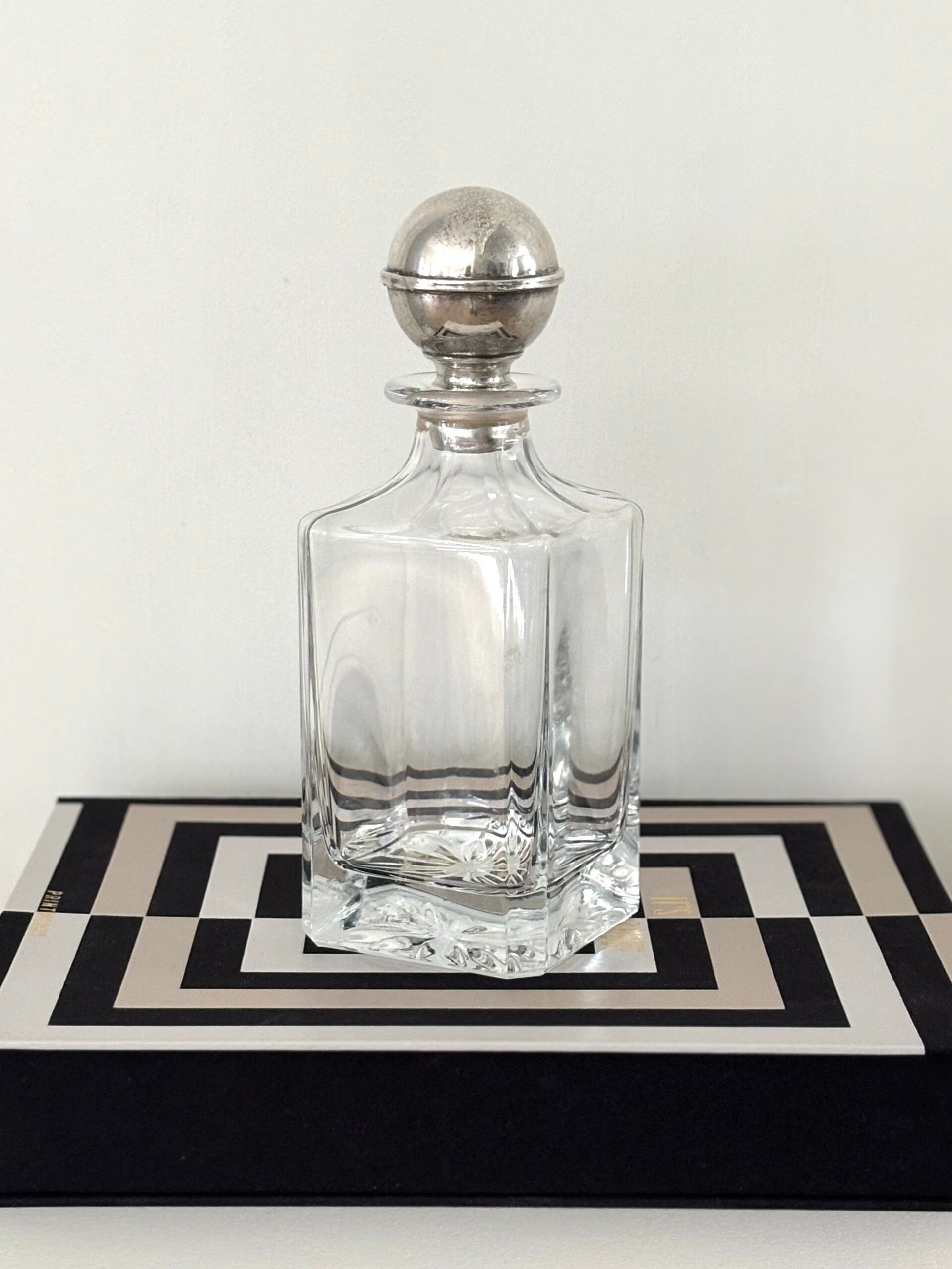 Kristallen karaf met verzilverde stop van La Gioielleria di Piazza Duomo, Tortona - Crystal decanter with a silver-plated stopper by La Gioielleria di Piazza Duomo, Tortona