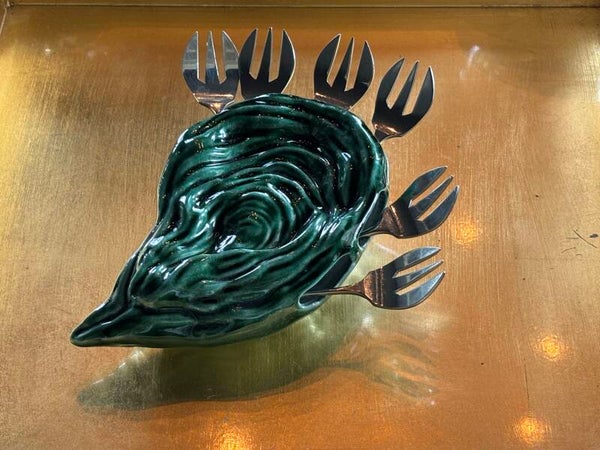 Keramieken oester voorzien van zes oestervorkjes - Ceramic oyster server complete with six oyster forks
