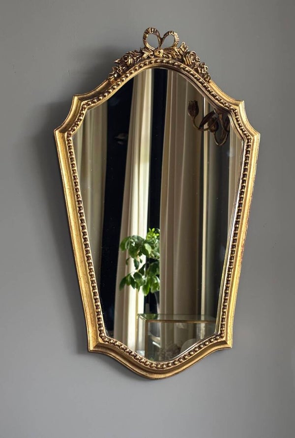 Strikspiegel met goudkleurige lijst - Bow-shaped mirror with a gold-coloured frame