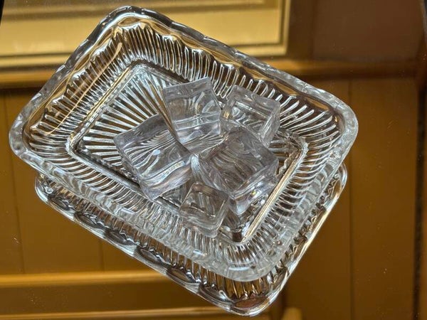 Glazen schaaltje met een fraai decor - Glass serving dish featuring a beautiful decorative pattern
