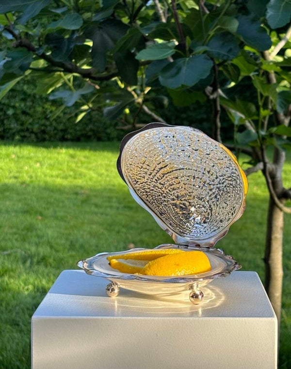 Verzilverde oesterschelp met een wit glazen inlay - Silver-plated shell featuring a white glass insert