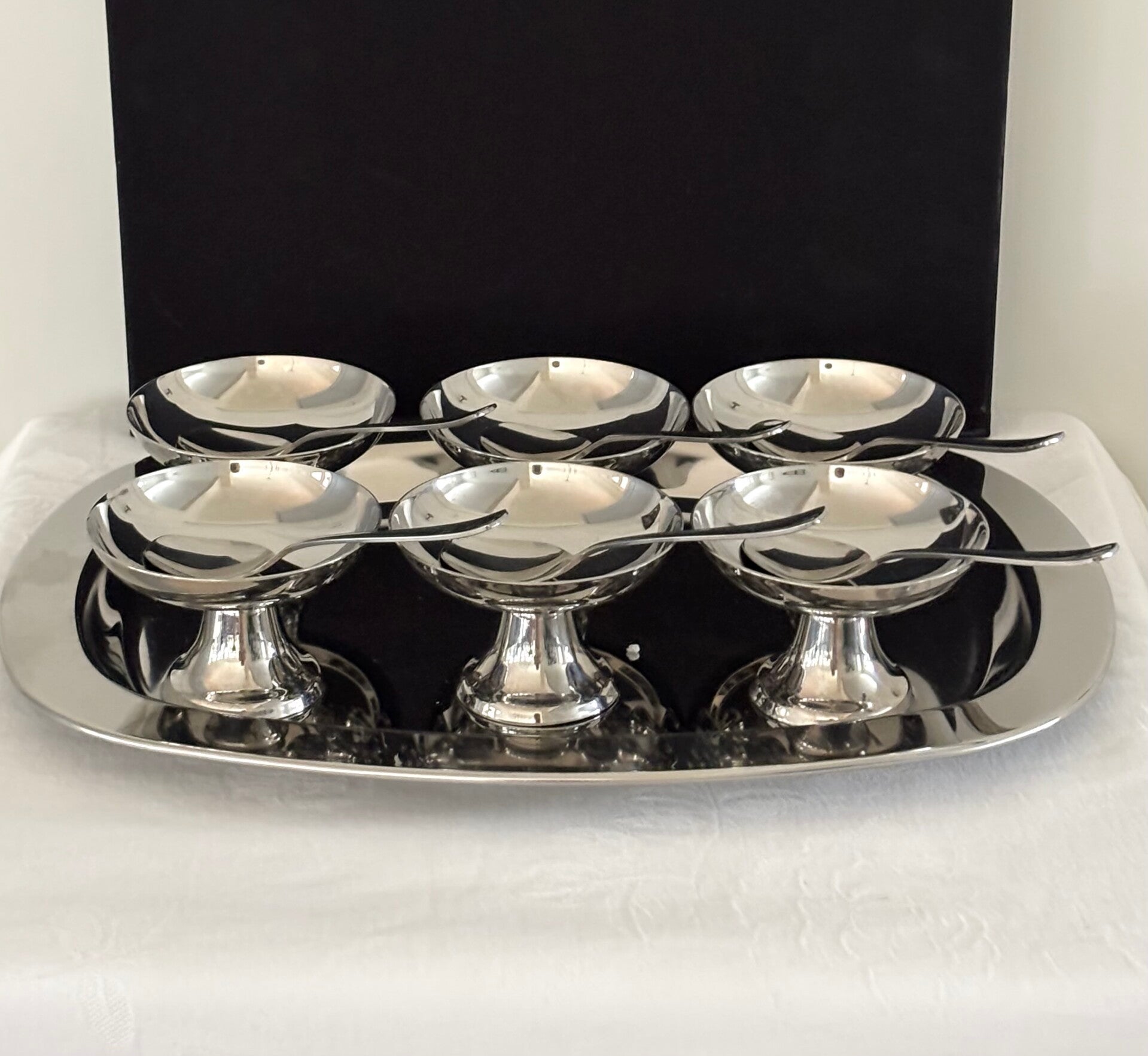 Stijlvolle set van 6 dessertcoupes met bijpassende lepels en dienblad - Refined set of 6 dessert coupes with matching spoons and a serving tray