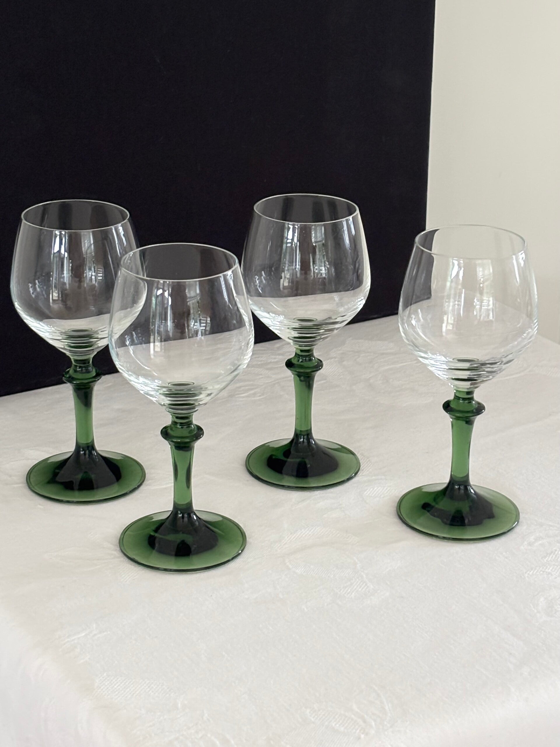 4 Glazen met groene voet - 4 Glasses with a green stem