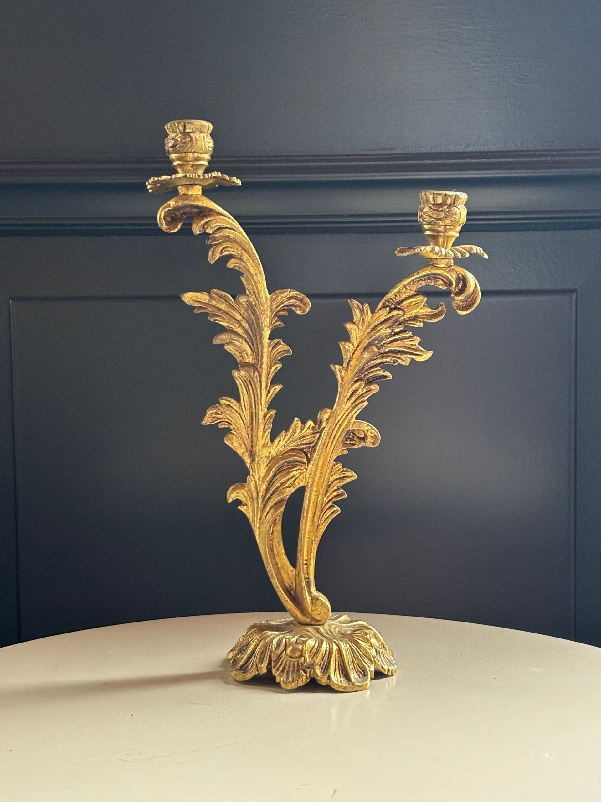 Elegante messing kandelaar in Lodewijk XV-stijl - Elegant brass candelabra in Louis XV style