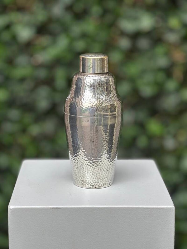 Compacte verzilverde cocktailshaker met gehamerde structuur - Compact silver-plated cocktail shaker featuring a hammered finish