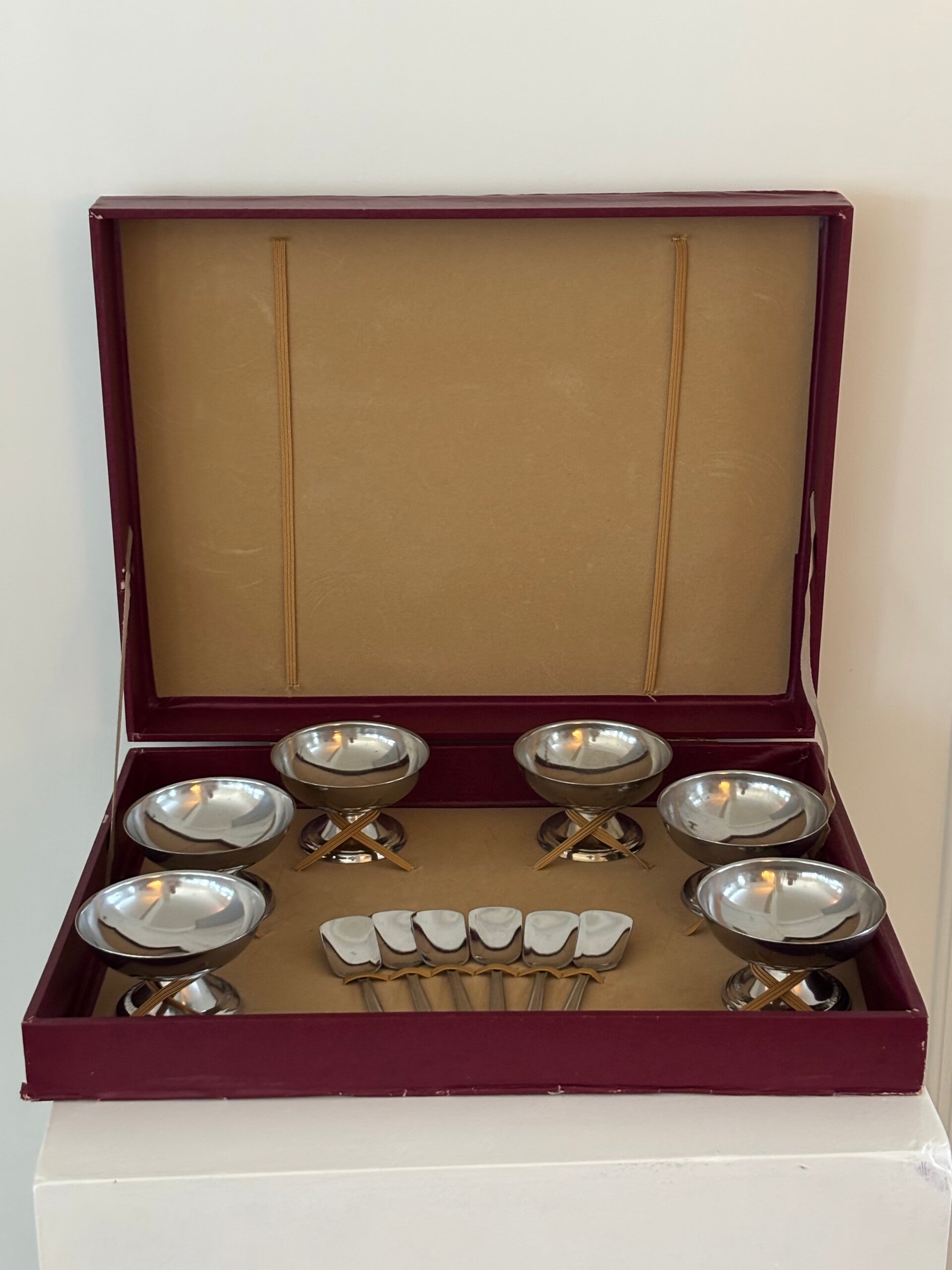 6 Vintage dessertcoupes met bijpassende lepels - 6 Vintage dessert coupes with matching spoons