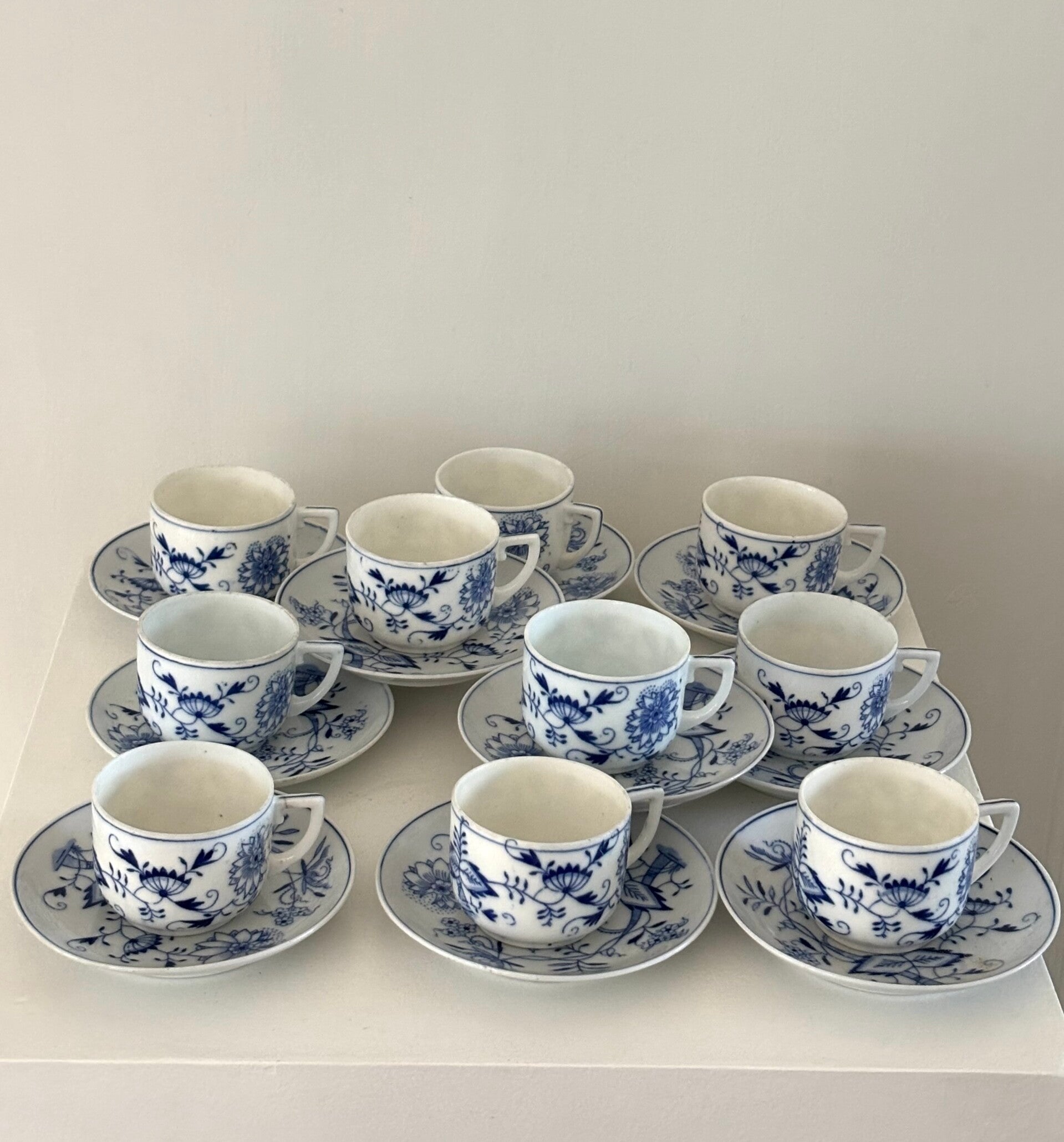 10 Antieke porseleinen kopjes & schotels van Louis Regout (ca. 1883-1888) - 10 Antieke porcelain cups & saucers by Louis Regout (ca. 1883-1888)