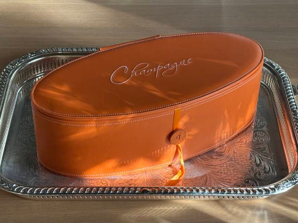 Cadeauverpakking van kunstleer voor een champagnefles - Gift presentation case in faux leather for a champagne bottle
