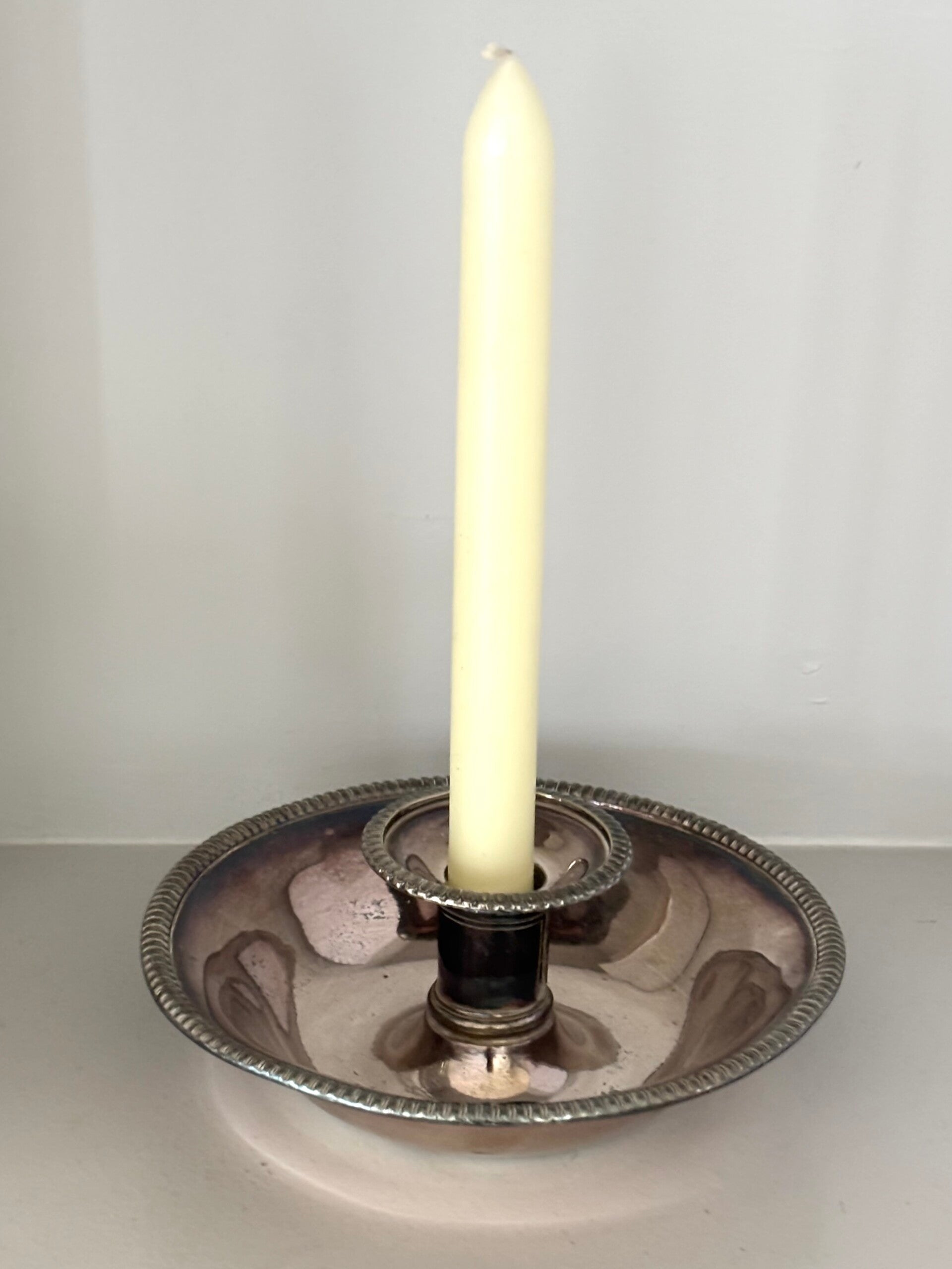 Verzilverde kandelaar vervaardigd door James Dixon & Sons, Sheffield - Silver-plated candlestick crafted by James Dixon & Sons, Sheffield