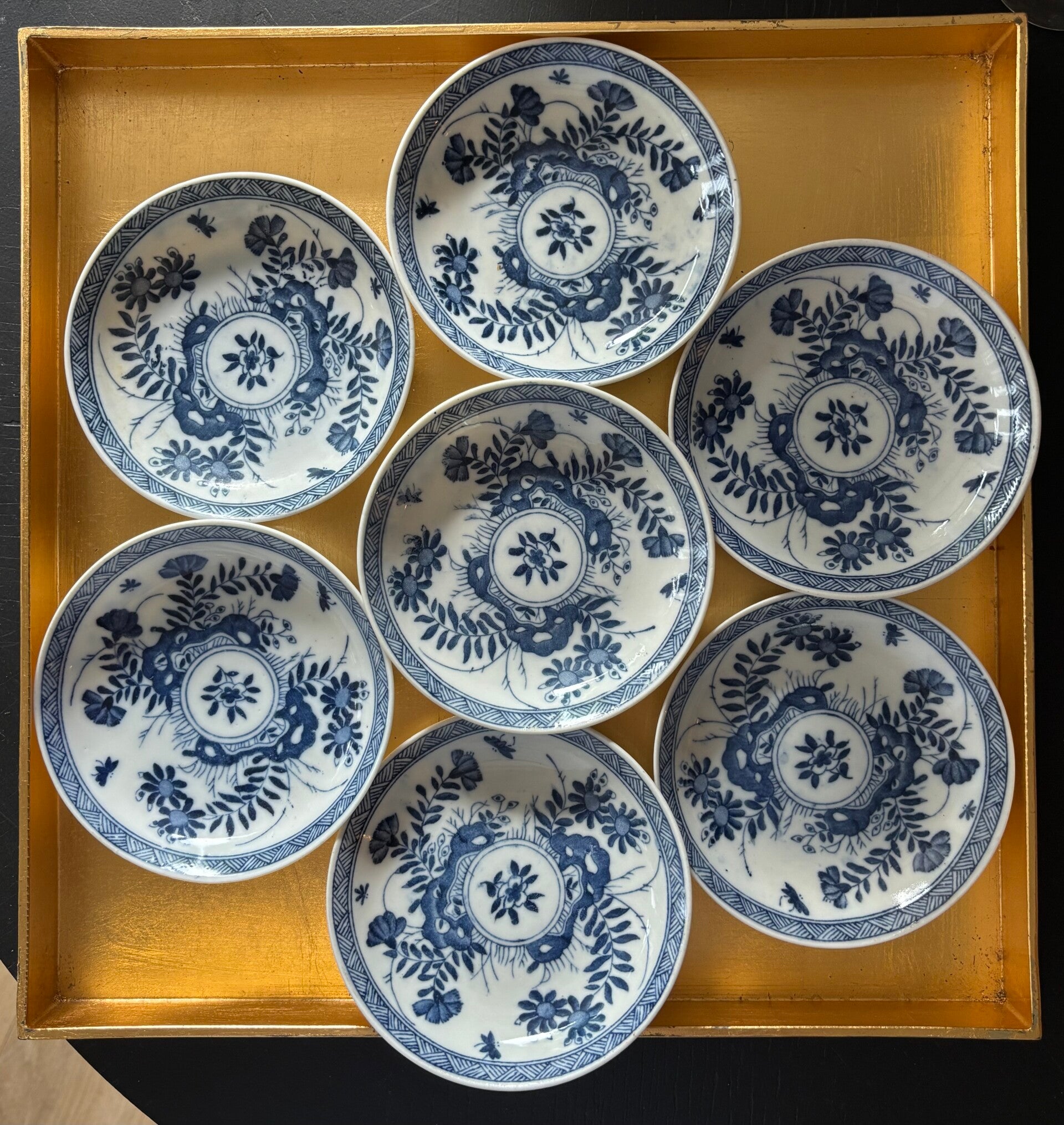 7 Antieke porseleinen schotels van Mosa Maastricht - 7 Antique porcelain saucers set by Mosa Maastricht