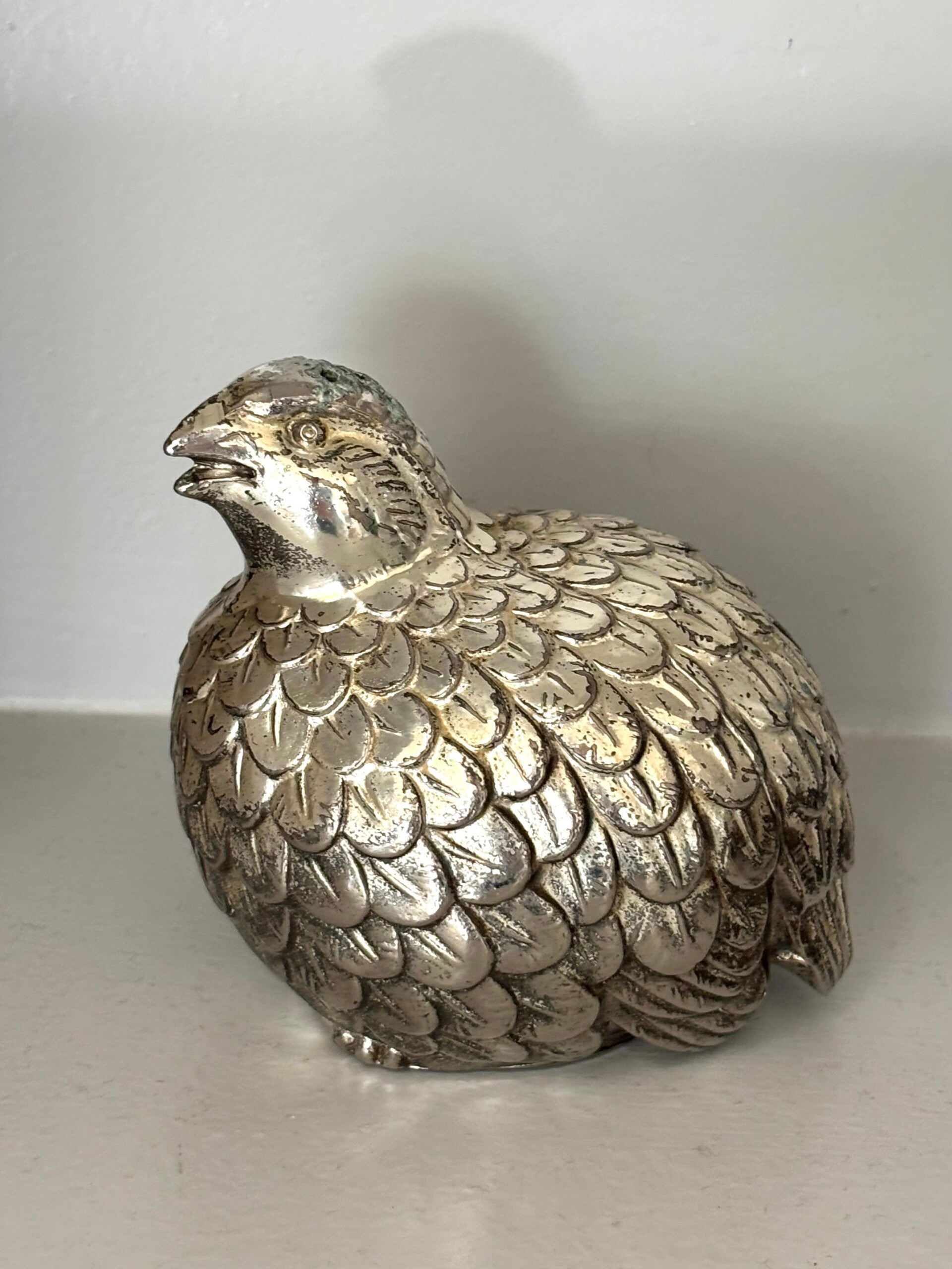 Verzilverde suikerstrooier in de vorm van een kwartel - Silver-plated sugar shaker shaped as a quail