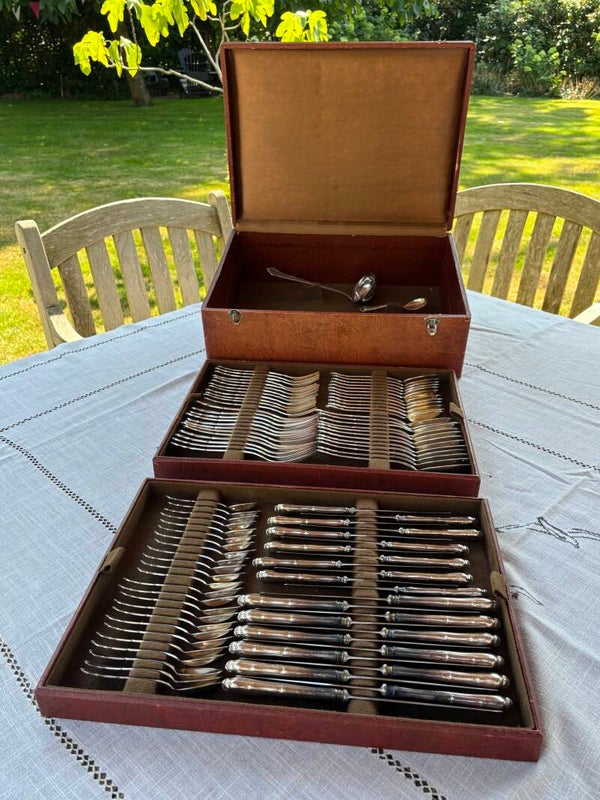 Schitterende 122-delige verzilverde bestekcassette 'Slottsbarock' - A stunning 122-piece silver-plated cutlery set Slottsbarock'