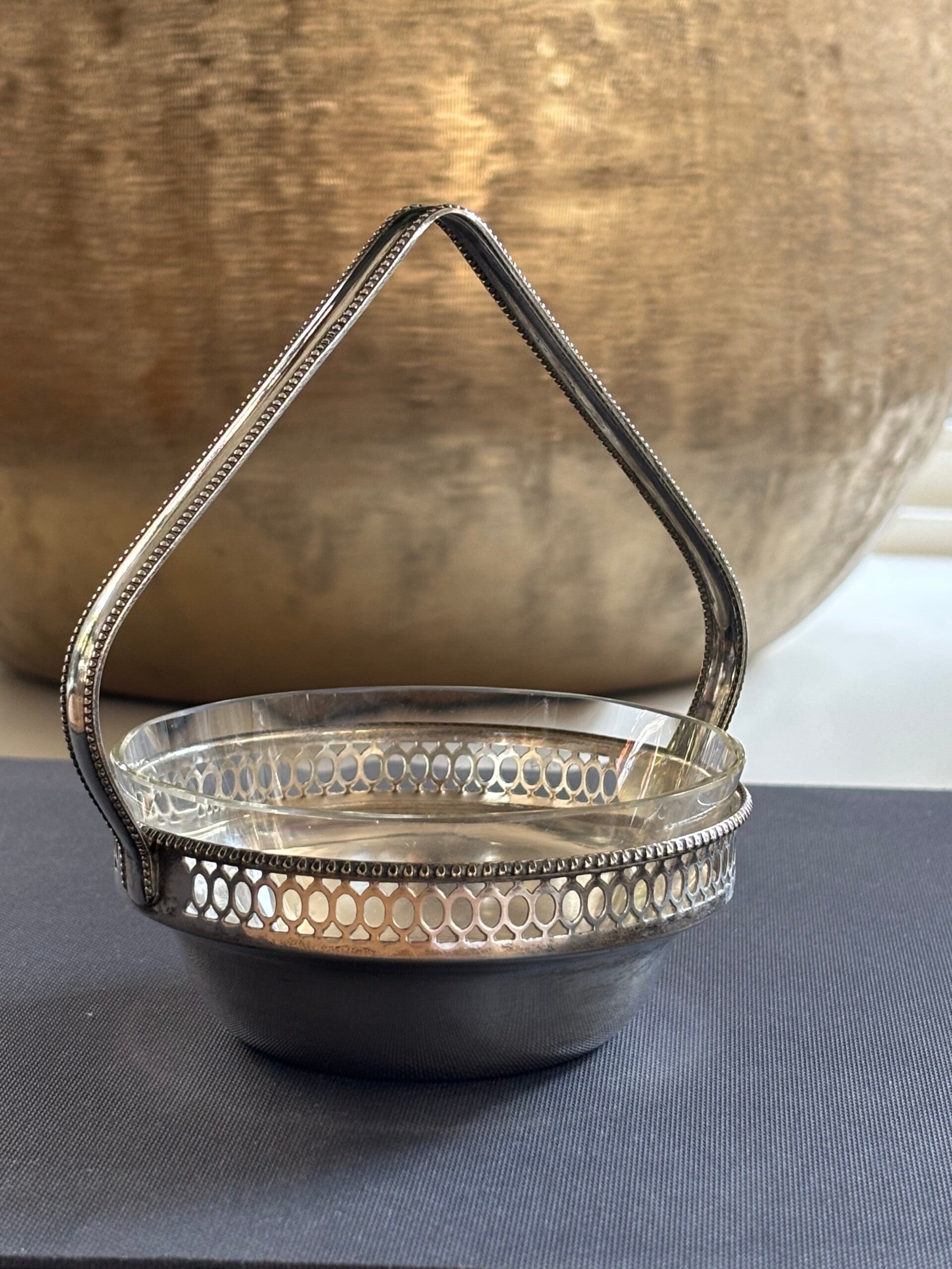 Verzilverd kaviaarmandje met glazen inlay - Silver-plated caviar basket with glass insert