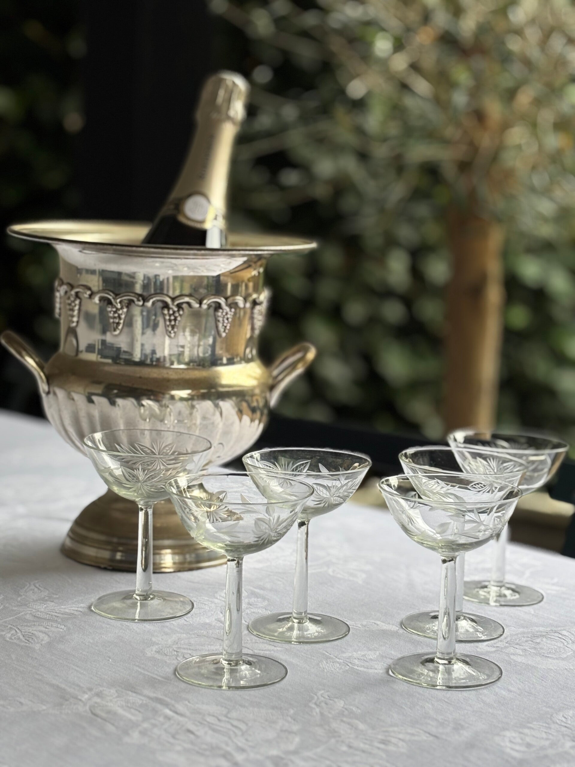 6 Handgeslepen coupes met bloemmotief - 6 Hand-cut coupes with floral motif