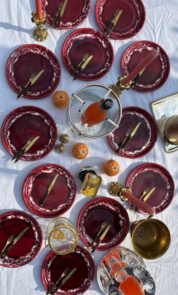 12 rood geglazuurde Franse aardewerken borden - 12 French red glazed earthenware plates