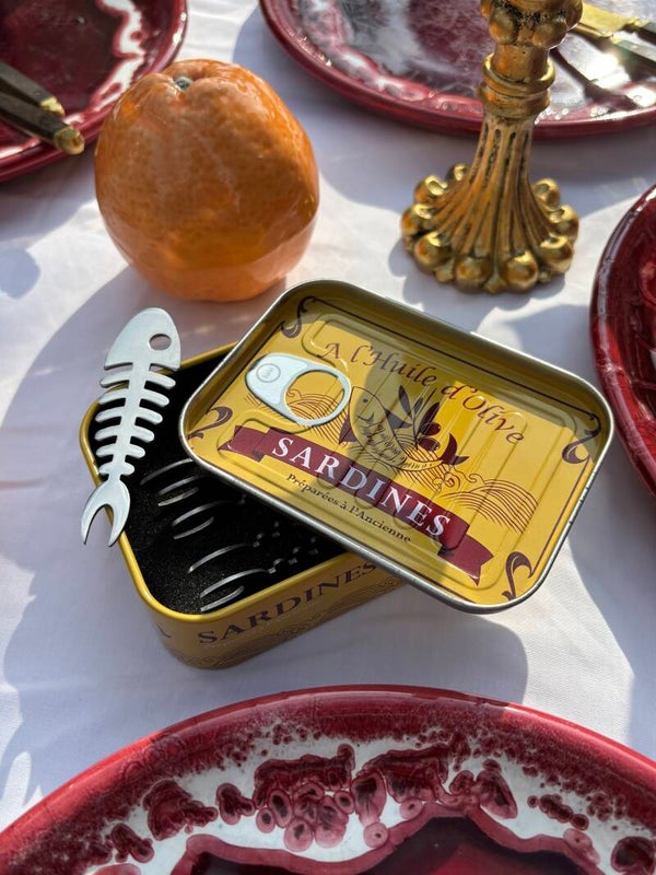 6 Tapasvorkjes in sardineblikje - 6 tapas forks presented in a sardine tin