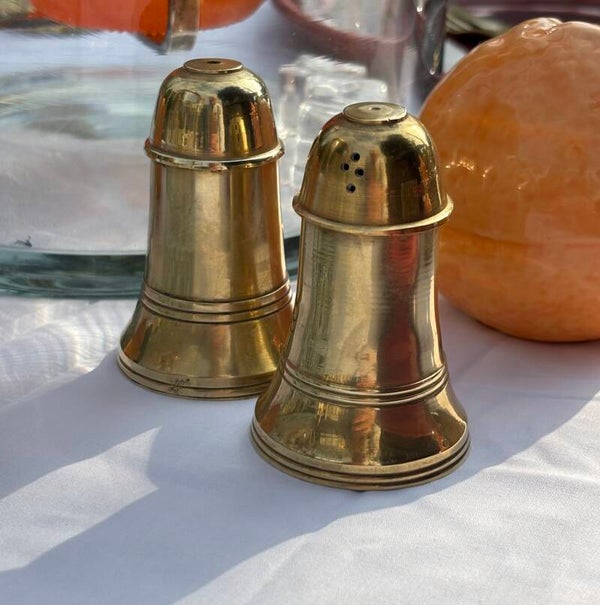 Set van 2 tijdloze messing peper- en zoutvaatjes - Set of 2 timeless brass salt and pepper shakers