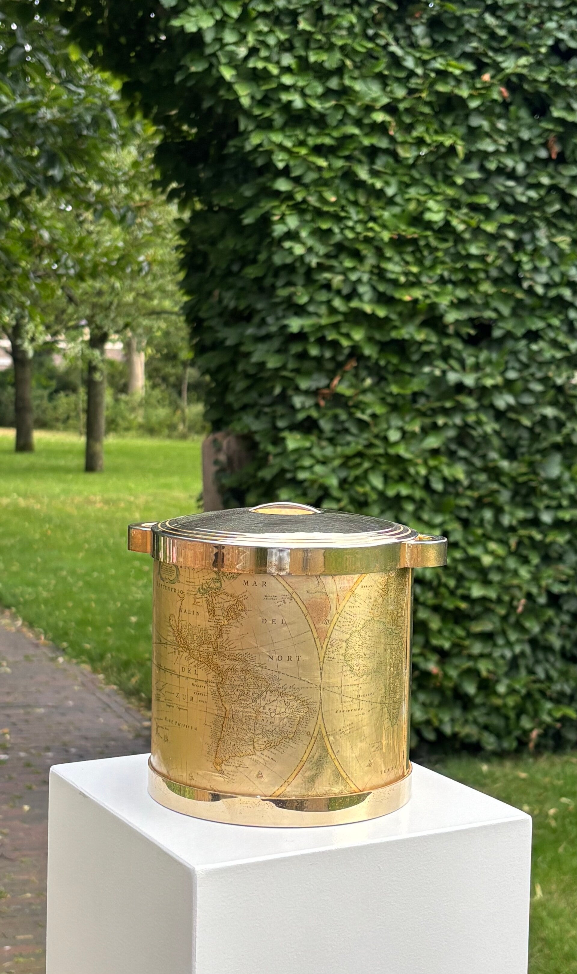 Vintage ijsemmer met een decoratieve wereldkaart - Vintage ice bucket featuring a decorative world map