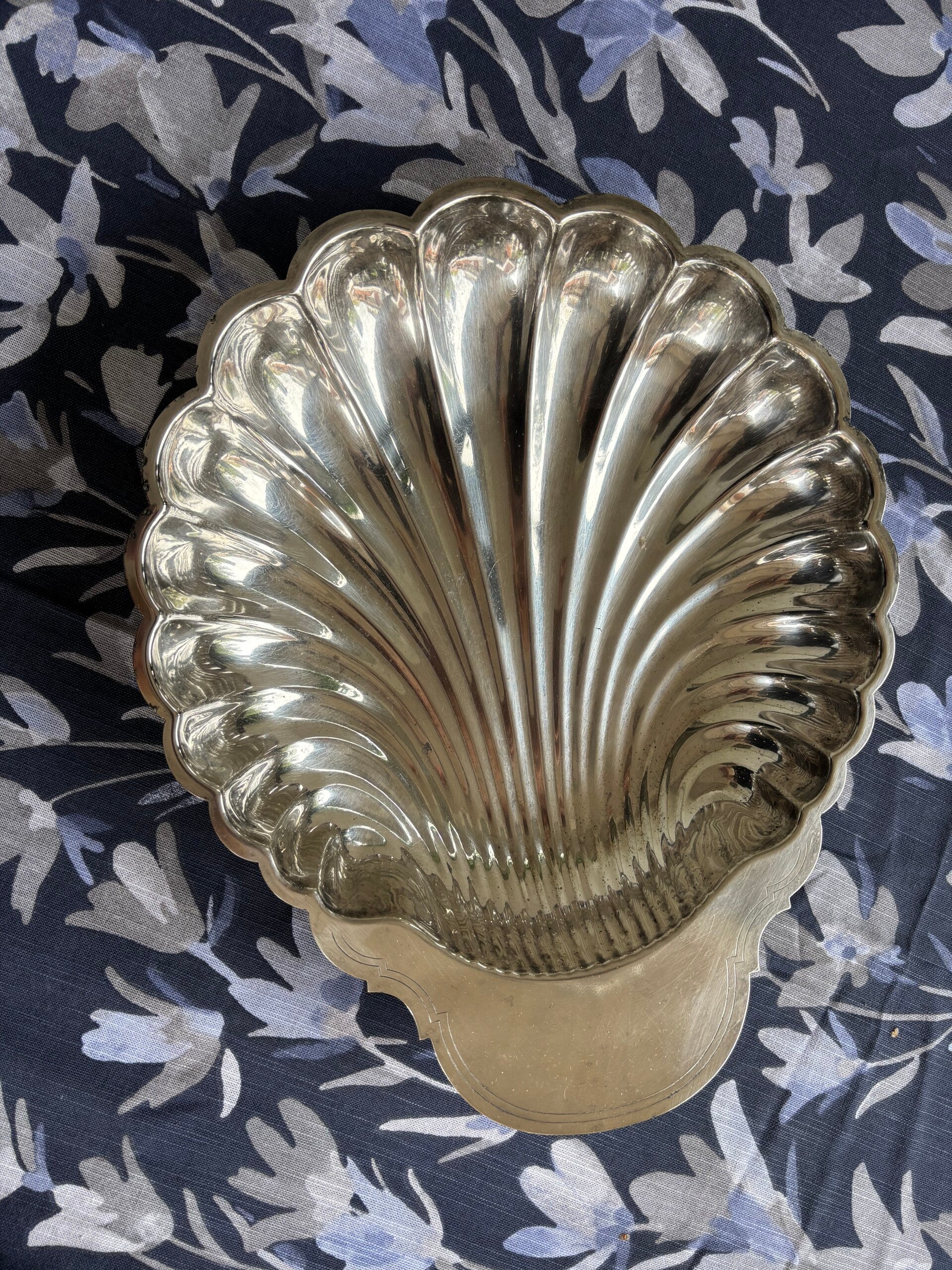 Verzilverde schaal Sint-Jacobsschelp Fleuron France (voor Christofle) - Silver-plated dish scallop shell Fleuron France (for Christofle)