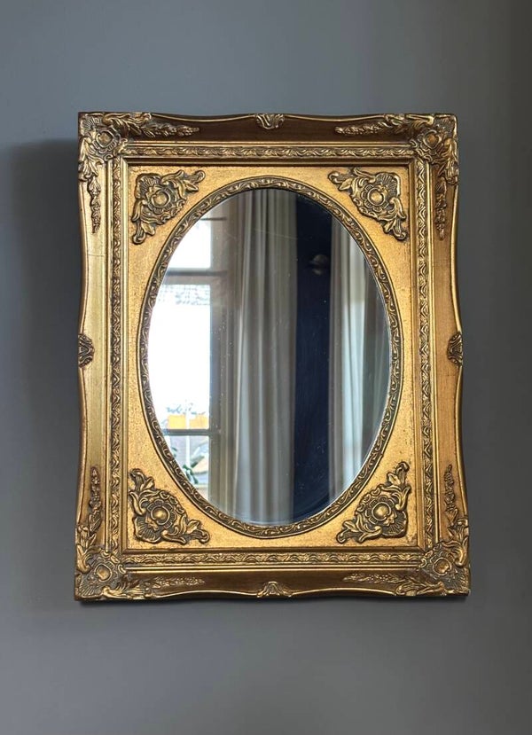 Spiegel met goudkleurige lijst in barokstijl - Mirror with a gold-coloured Baroque-style frame