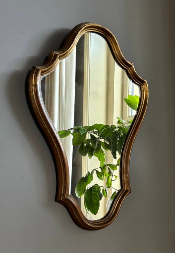 Oude spiegel met een houten lijst - Antique mirror with a wooden frame