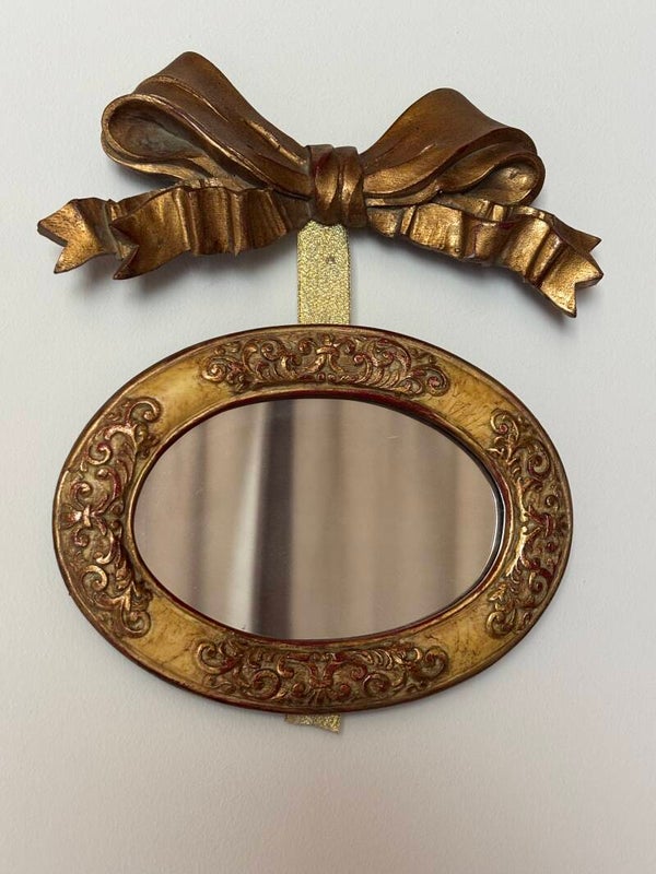 Charmant spiegeltje met een sierlijke strik - Charming mirror suspended from a ribbon with an elegant bow