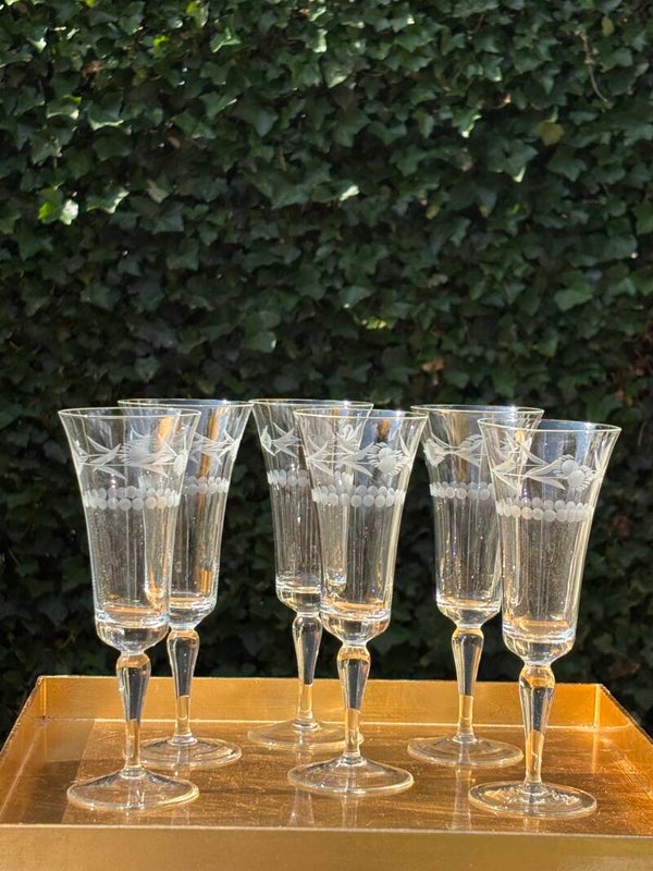 6 Prachtige Mid-Century Champagneglazen met verfijnd geslepen decor - 6 Beautiful Mid-Century Champagne glasses featuring an exquisitely cut design