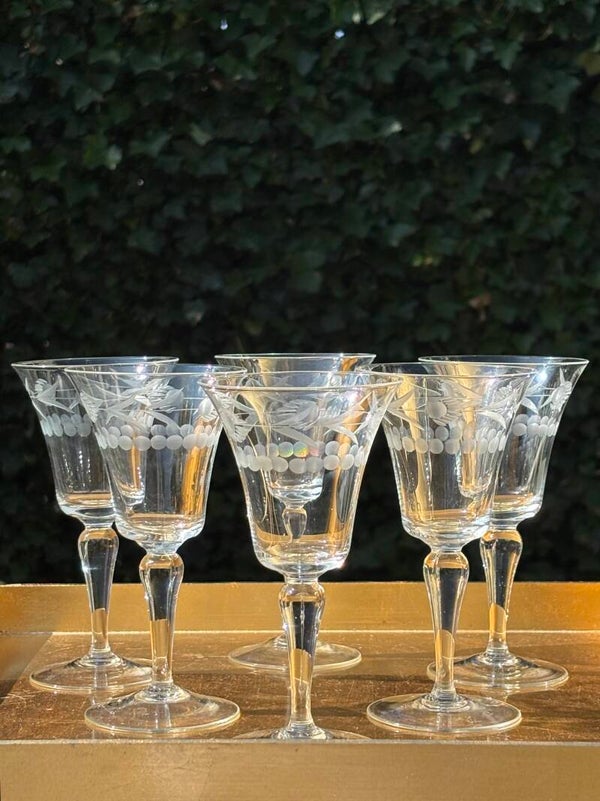 6 Prachtige Mid-Century wijnglazen met een verfijnd geslepen decor - 6 Beautiful Mid-Century wine glasses featuring an exquisitely cut design
