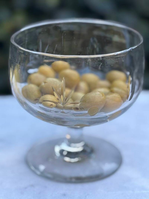 Schaal op voet met elegant olijfslijpsel - Footed bowl with elegant olive cut decoration