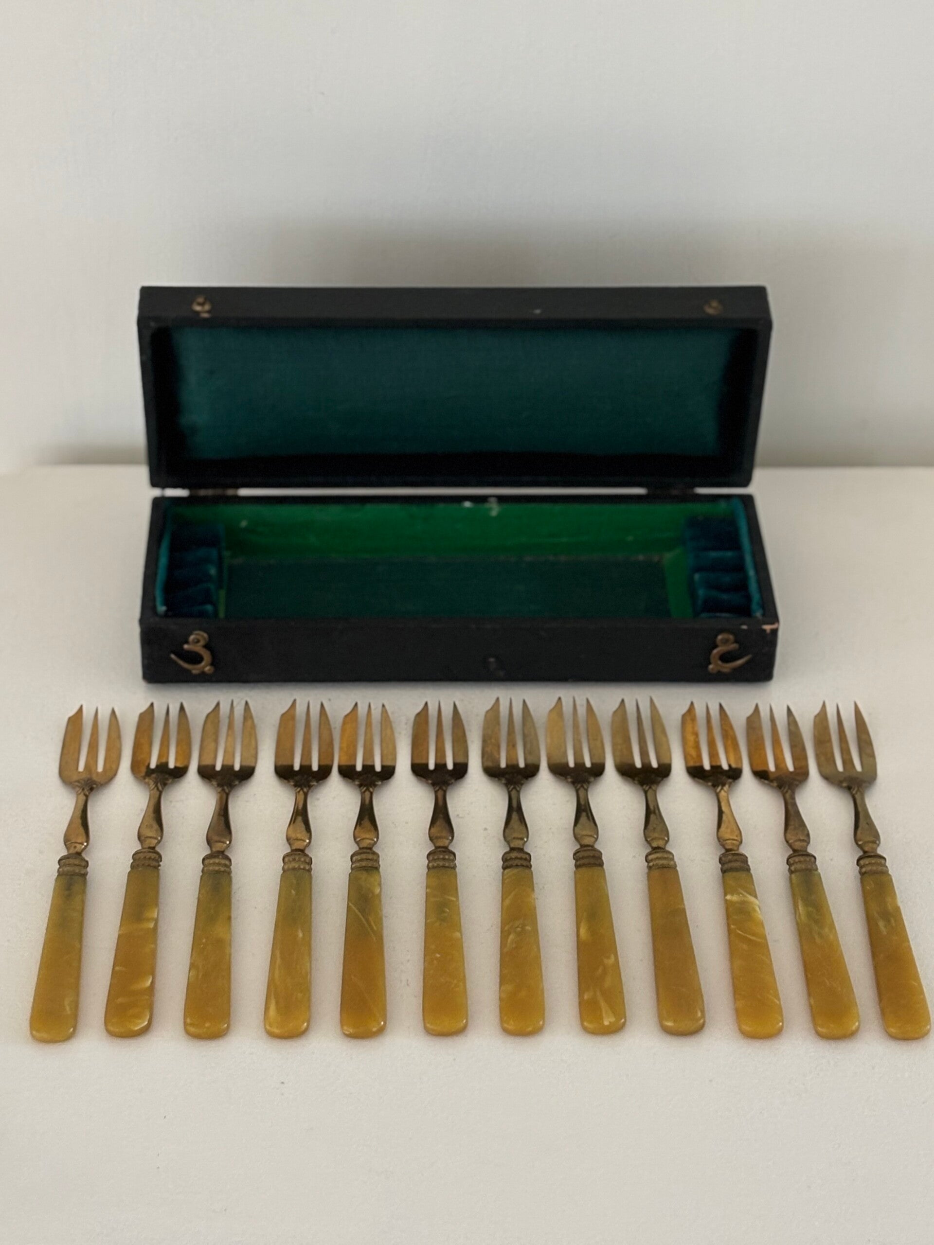 Set van 12 goudkleurige vorkjes - Set of 12 gold-toned forks