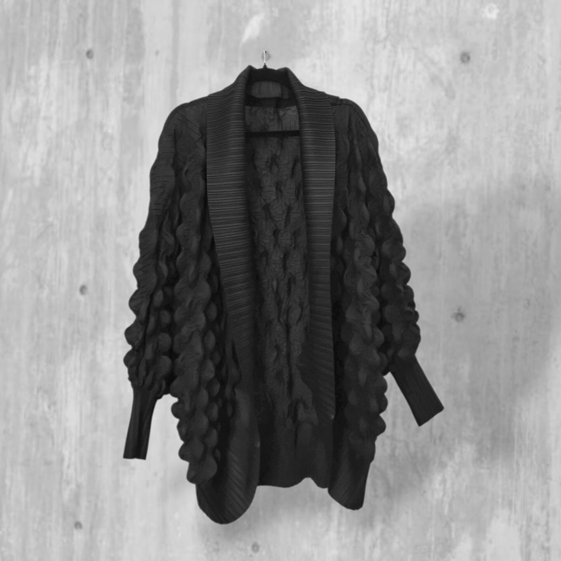 Bubble - Plissee Cardigan "Kenzo" in großzügiger Weite in schwarz
