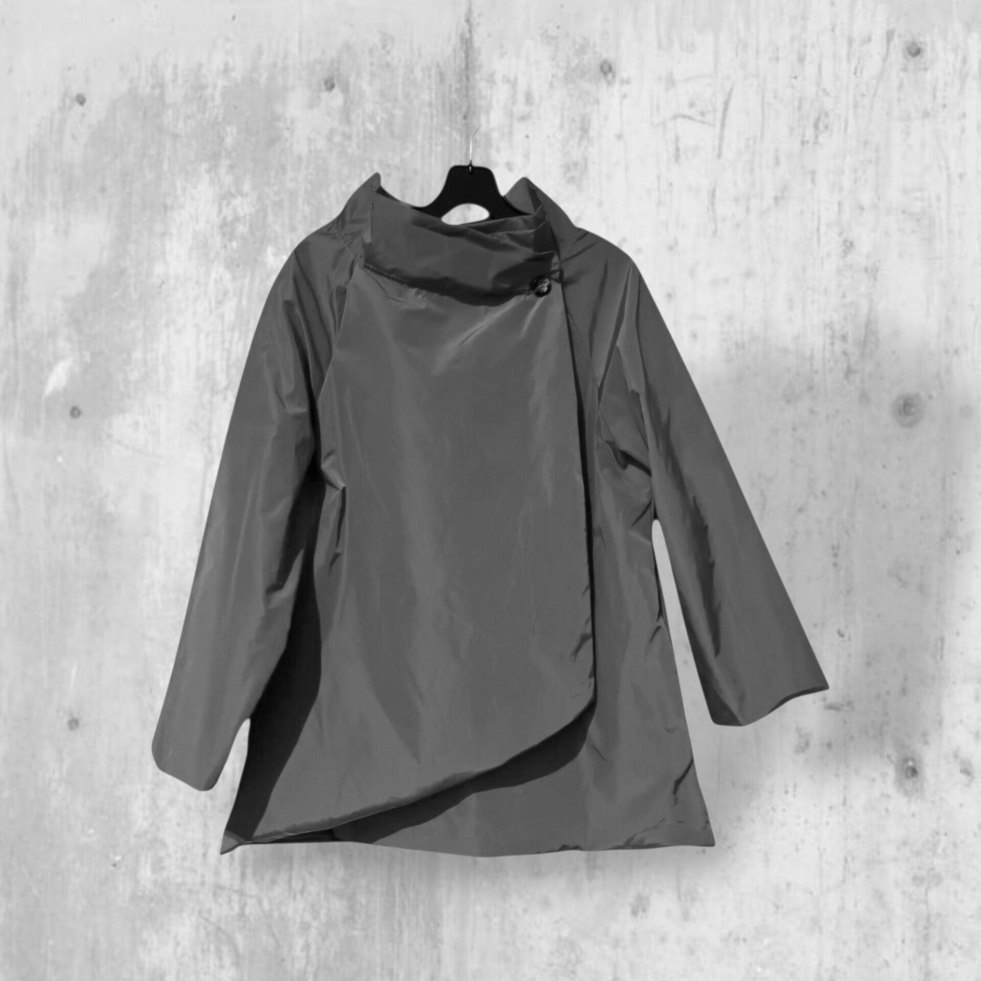 Taft Jacke "Ikuto" mit Stehkragen und seitlichem Knopf in graphit