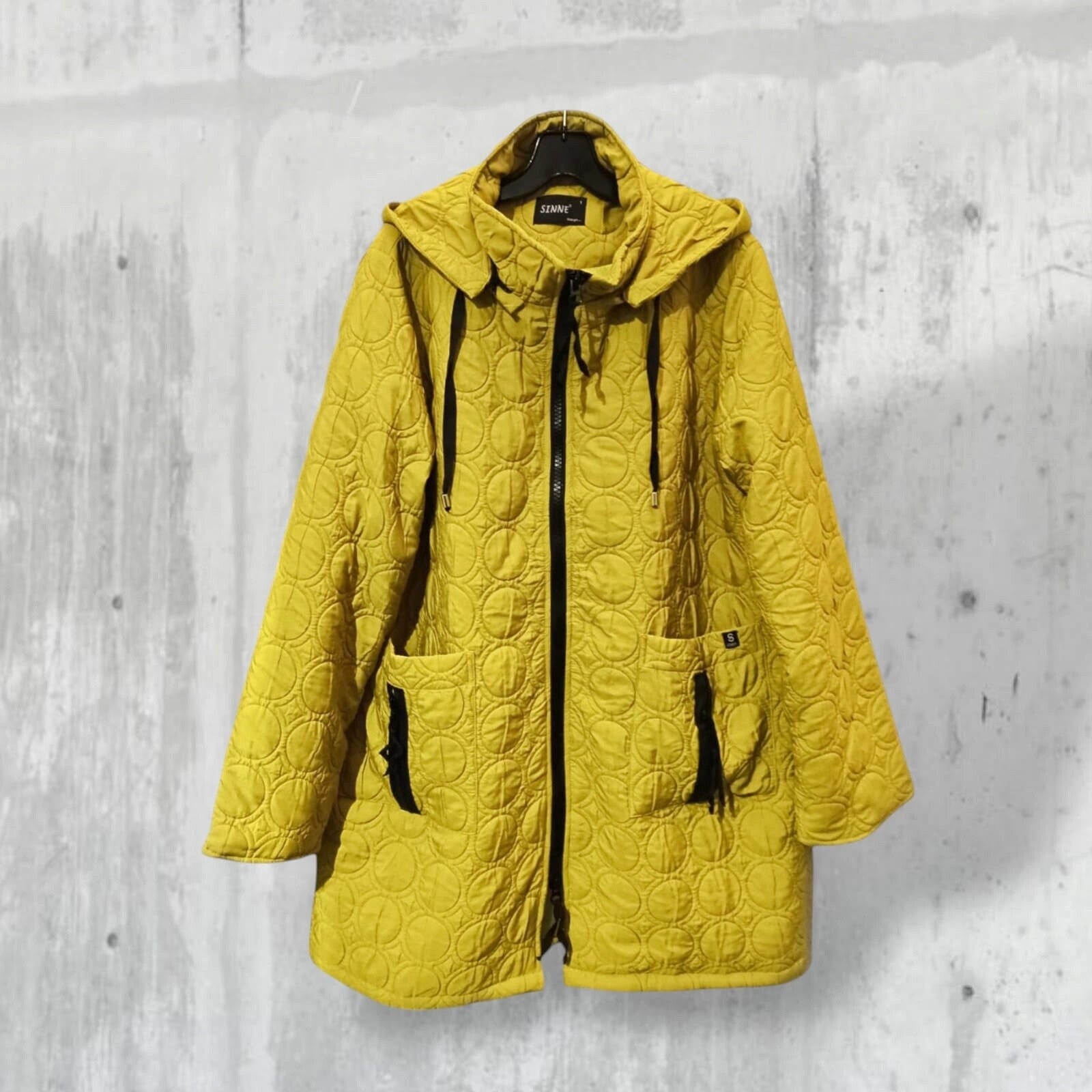 "Sinne" wattierte, lange Jacke mit großen Taschen und Kapuze in zitronengelb