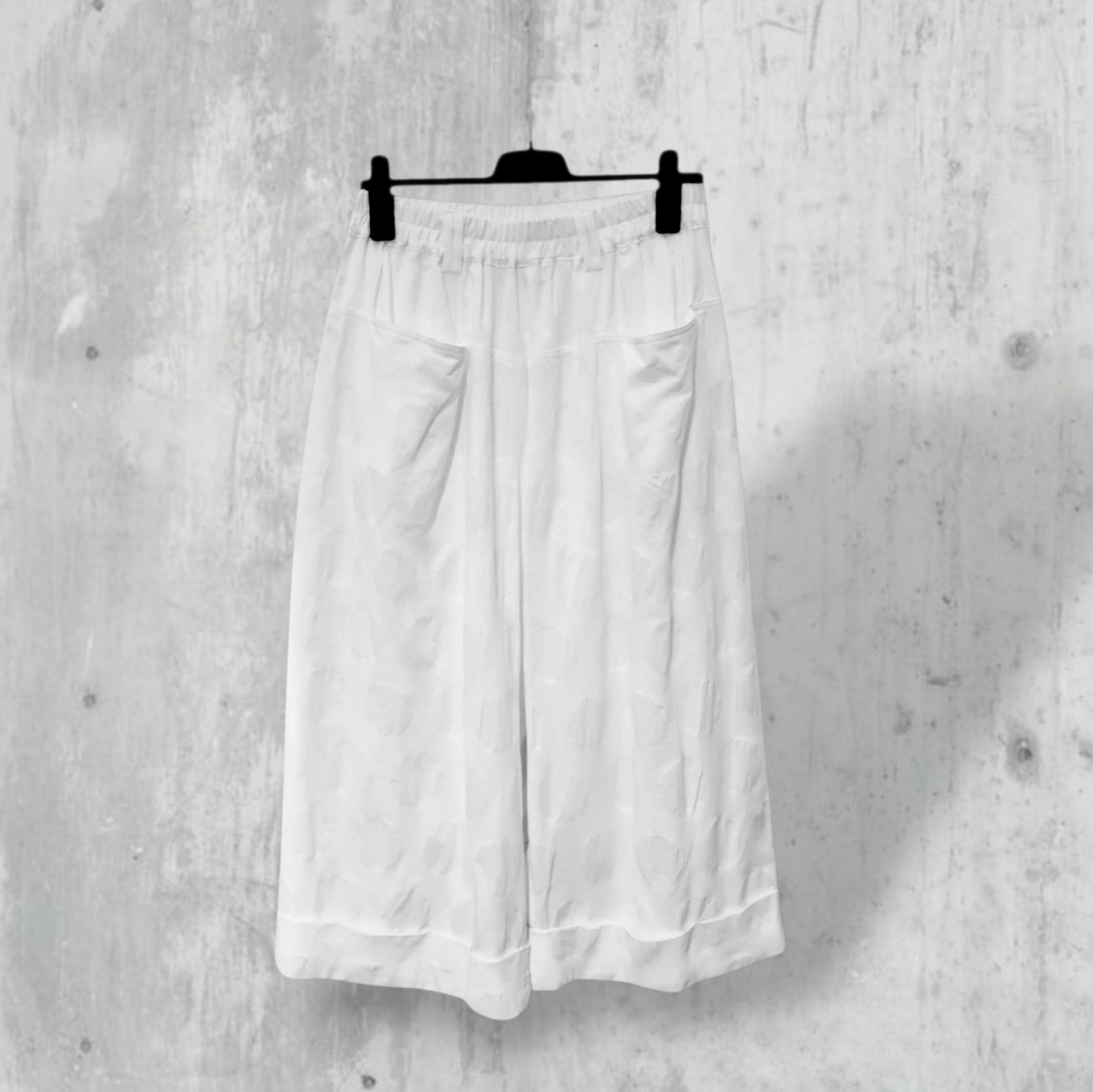 Culotte mit Gummibund und Hosenumschlag in weiss