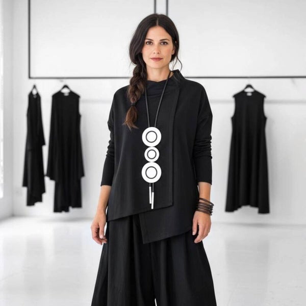 apartes Oberteil mit halsfernem Stehkragen in schwarz