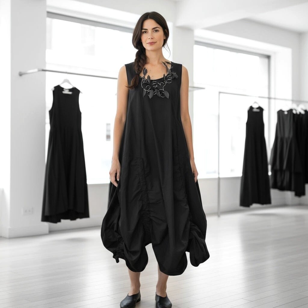 Kleid in modischer Tulpenform mit Raffungen in schwarz