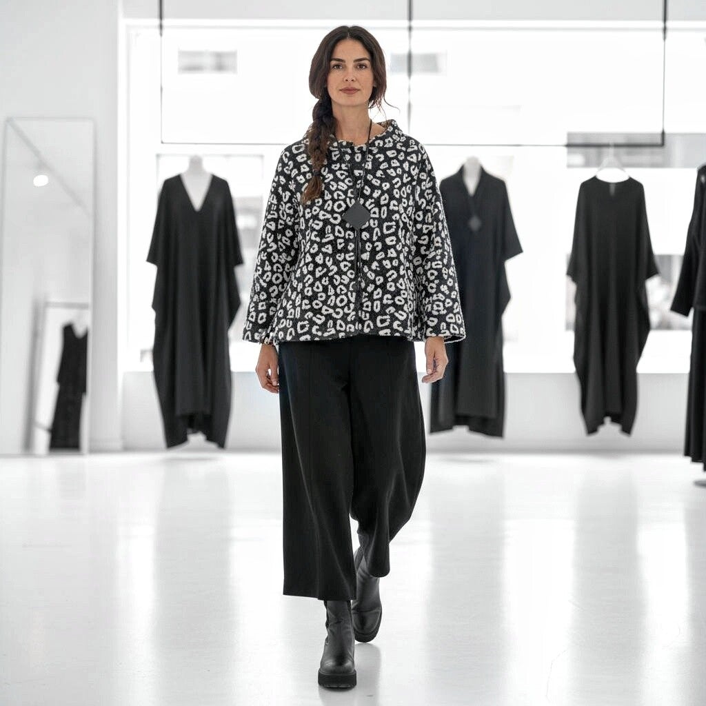 strukturiertes Oberteil mit halsfernem Kragen in schwarz-weiss gemustert