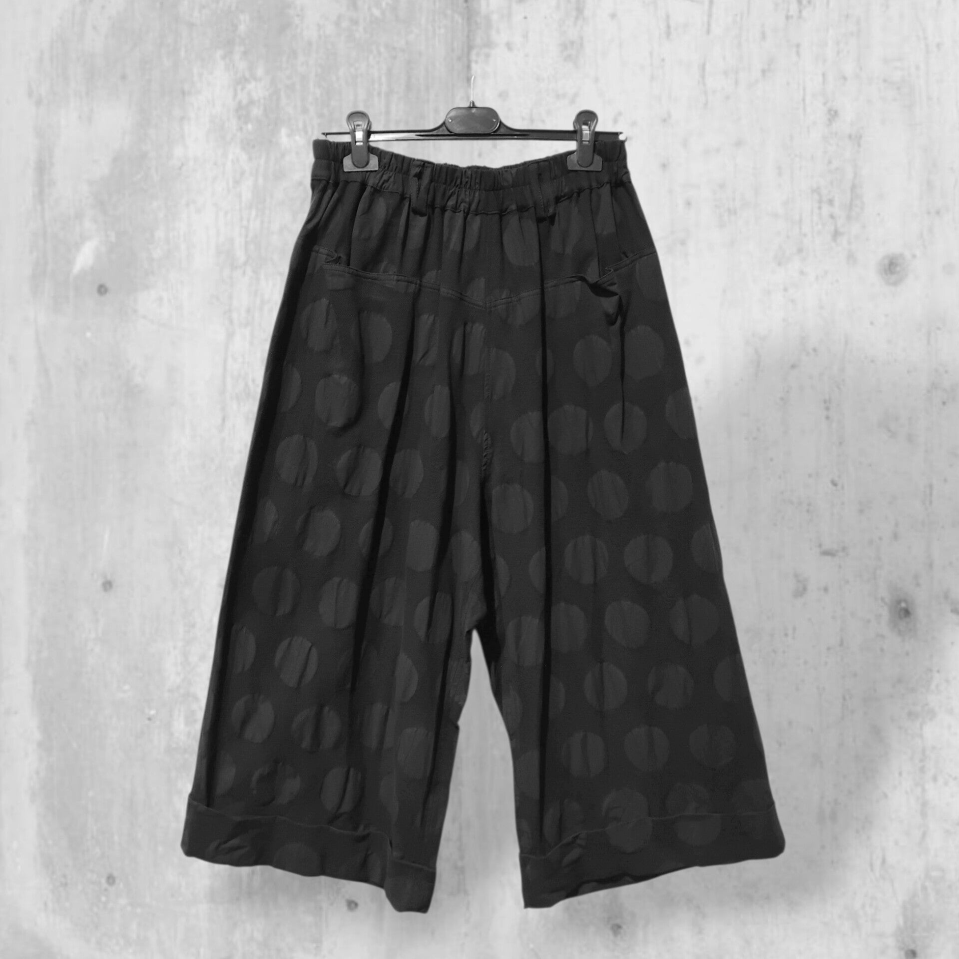 Culotte mit Gummibund und Hosenumschlag in schwarz