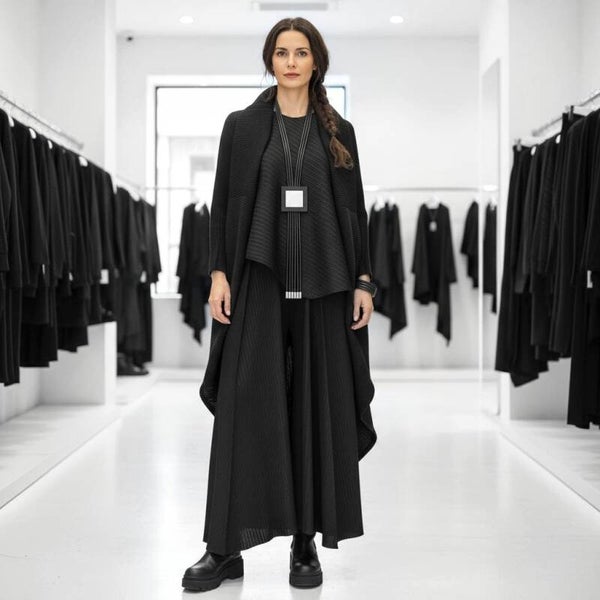 Plissee Hose "Datsumi" mit Gummibund und weitem Bein in schwarz