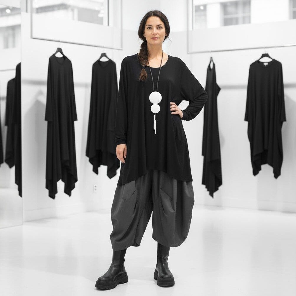 Oberteil in großzügiger A-Linie mit zwei Eingrifftaschen in schwarz