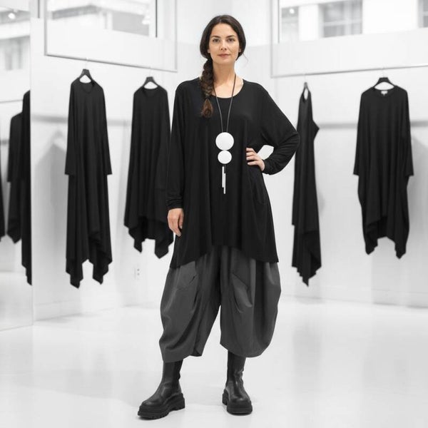 Oberteil in großzügiger A-Linie mit zwei Eingrifftaschen in schwarz