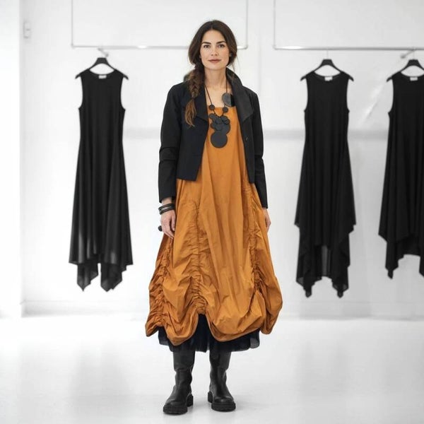 Kleid in modischer Tulpenform mit Raffungen in safran