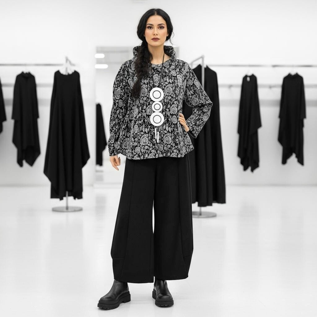 strukturiertes Oberteil mit Krägelchen & floralem Muster in schwarz-grau