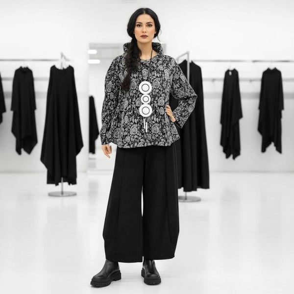 strukturiertes Oberteil mit Krägelchen & floralem Muster in schwarz-grau