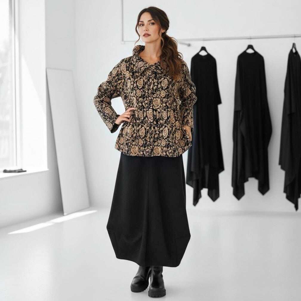 strukturiertes Oberteil mit Krägelchen & floralem Muster in schwarz-sand