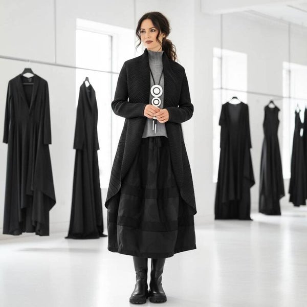 Plissee Mantel "Kyoto" in exklusiver Silhouette und Schalkragen in schwarz