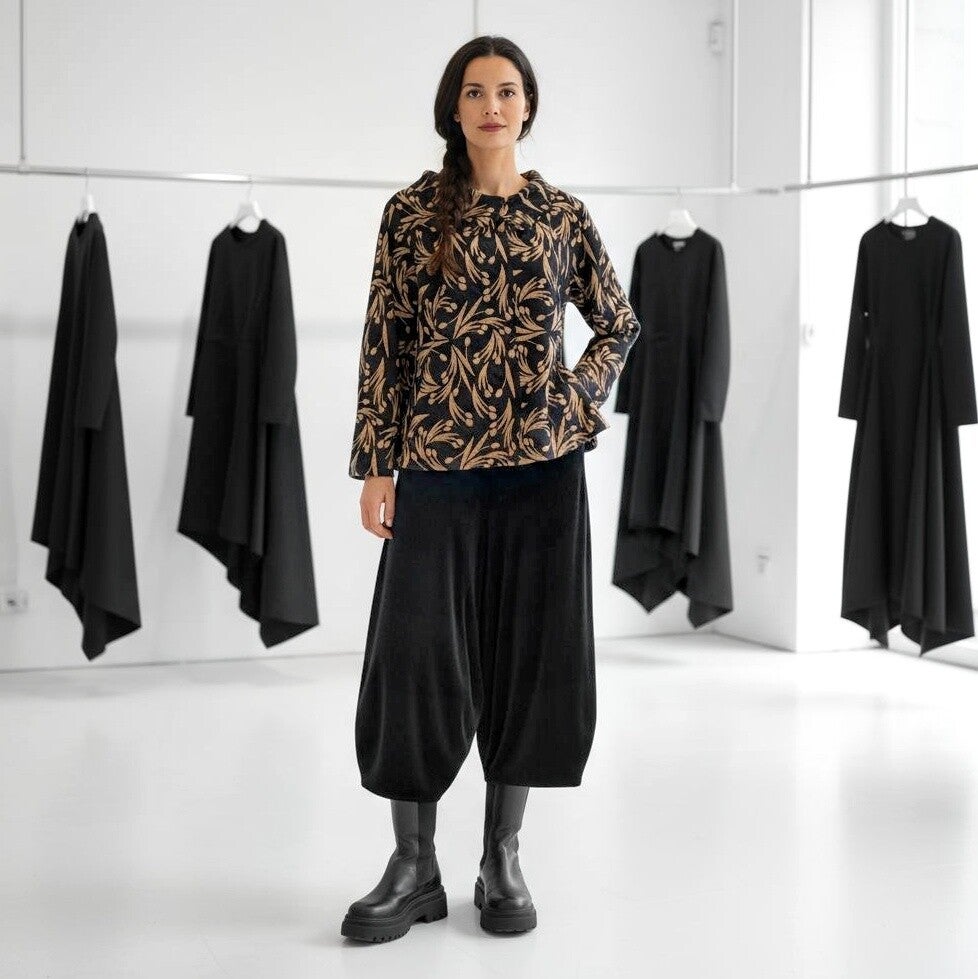 strukturiertes Oberteil mit Krägelchen & floralem Muster in schwarz-sand