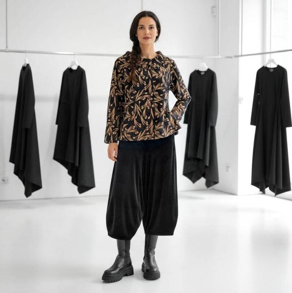 strukturiertes Oberteil mit Krägelchen & floralem Muster in schwarz-sand