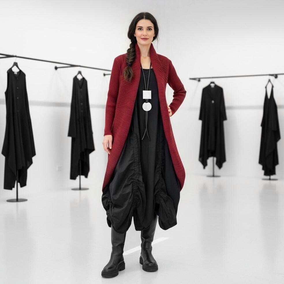 Plissee Mantel "Kyoto" in exklusiver Silhouette und Schalkragen in bordeaux